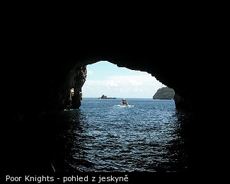 Poor Knights - pohled z jeskyně